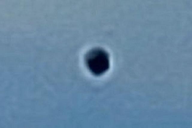 Hình ảnh UFO màu đen kỳ lạ xuất hiện gần Khu vực 51 ở Las Vegas, Nevada (Mỹ).
