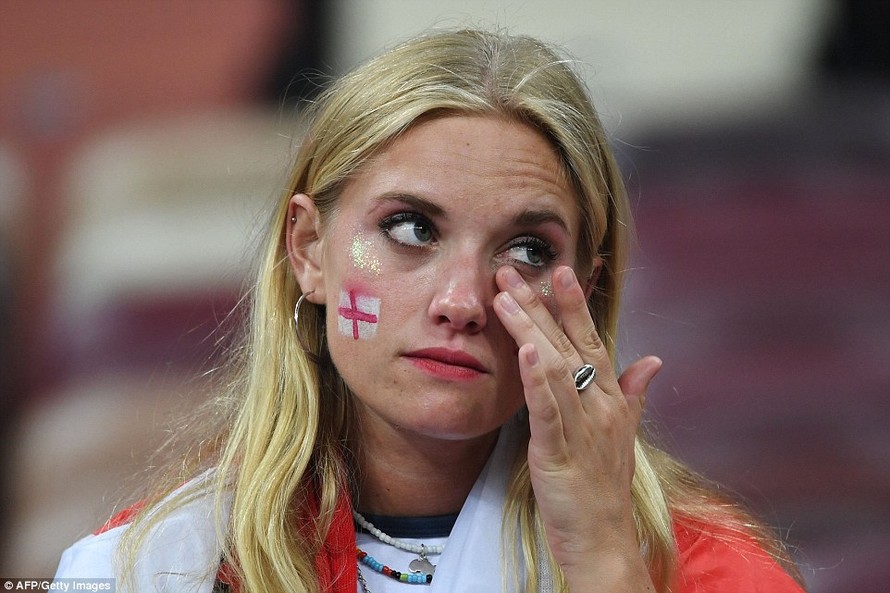 Nỗi buồn của CĐV khi chứng kiến đội nhà thất bại trước Croatia.