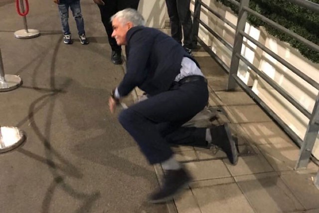 Mourinho bị vấp ngã vì đi quá vội vàng.