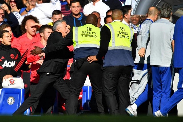 Clip: Mourinho đòi ‘ăn thua đủ’ với trợ lý HLV Chelsea