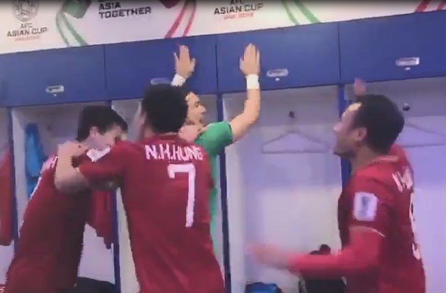 VIDEO: Tuyển Việt Nam ăn mừng chiến thắng trong phòng thay đồ