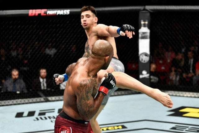 Aleksandar Rakic đã khiến đối thủ Jimi Manuwa bất tỉnh bằng một cú đá.