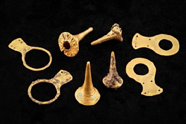 Những đồ tạo tác bằng vàng kỳ lạ được tìm thấy trong các ngôi mộ cổ ở Hungary.