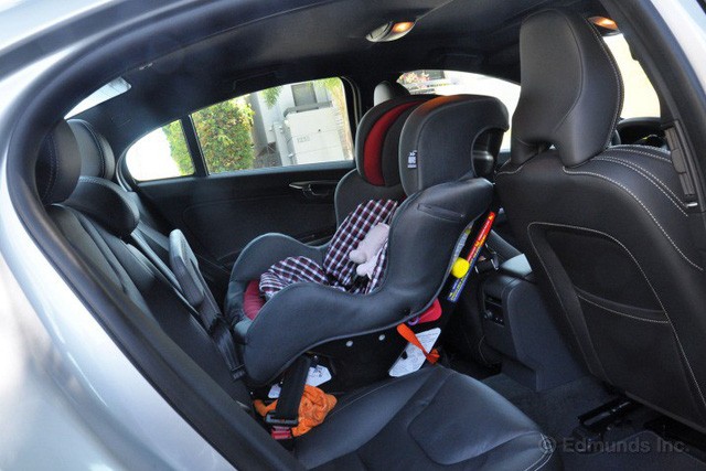 Để trẻ em ngồi trên ôtô bao lâu thì an toàn?