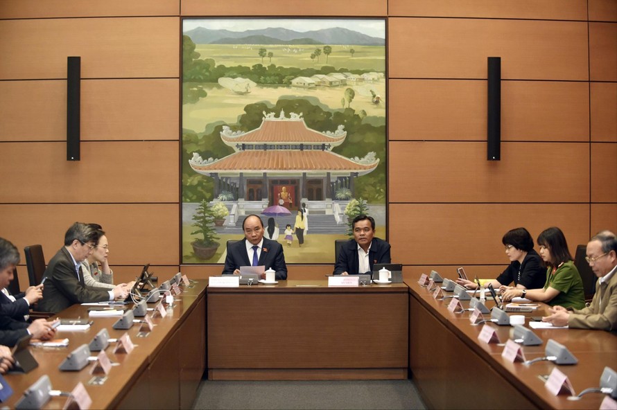Thủ tướng Nguyễn Xuân Phúc trong phiên thảo luận tại tổ. Ảnh: Nhật Minh