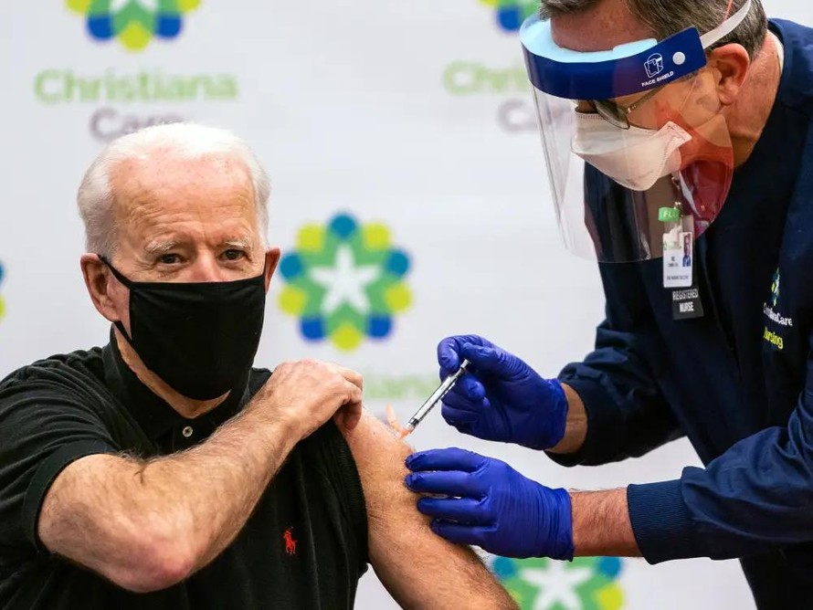 Tổng thống Mỹ Joe Biden được tiêm vắc-xin phòng COVID-19 Ảnh: Washington Post 