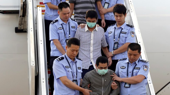Những người Trung Quốc bị đưa về nước từ Indonesia trong “Chiến dịch săn cáo” Ảnh: china.org 