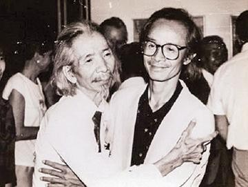 Nhạc sĩ Trịnh Công Sơn thân thiết bên nhạc sĩ Văn Cao trong một cuộc gặp 