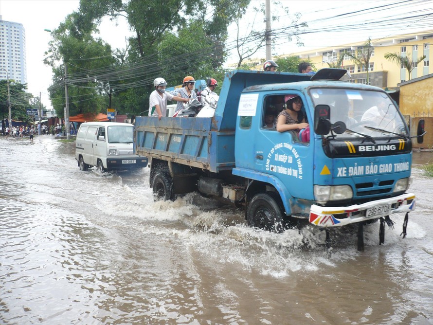 Nhiều tuyến phố tại khu vực phía Tây Nam Hà Nội mưa là ngập, nhưng dự án bơm tiêu úng Yên Nghĩa đang chậm tiến độ nhiều năm. Ảnh: A.Trọng 