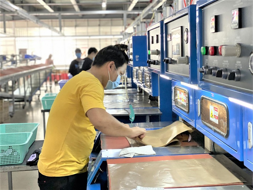 Công nhân sản xuất tại Bình Dương ảnh: Hương Chi