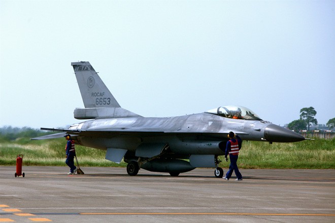 Giữa lúc căng thẳng thương mại Mỹ-Trung, Mỹ thông qua kế hoạch bán vũ khí cho Ðài Loan. Trong ảnh: Máy bay chiến đấu F-16 của Ðài Loan. Ảnh: Al Jazeera.
