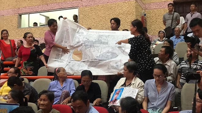 Tiếp xúc với Đoàn Đại biểu Quốc hội, người dân Thủ Thiêm sử dụng bản đồ để chỉ ra nhà đất bị cưỡng chế giải tỏa nằm ngoài ranh quy hoạch của dự án 