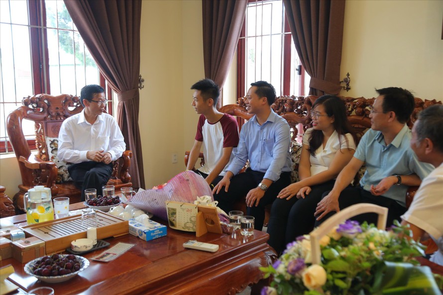 Anh Nguyễn Thuận Hưng trao đổi với GS. Nguyễn Văn Minh, Hiệu trưởng Trường ĐH Sư phạm Hà Nội (bìa trái)Ảnh: Bá Hải