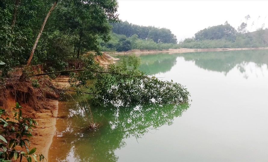 Những hố khai thác có diện tích lớn không được hoàn thổ tạo thành những hồ nước sâu nguy hiểm 