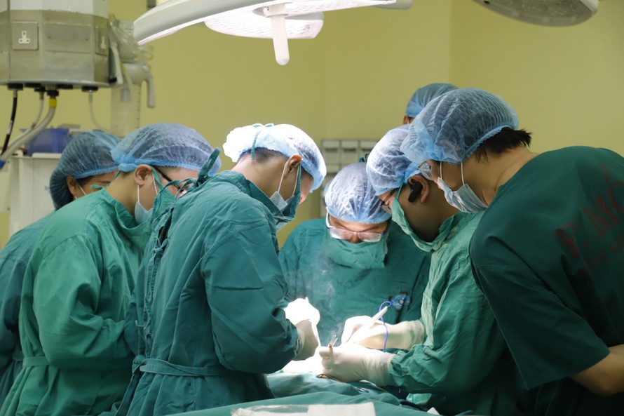 Bác sỹ phẫu thuật cho bệnh nhân 61 tuổi (Hà Nội) bị di căn vì bỏ điều trị