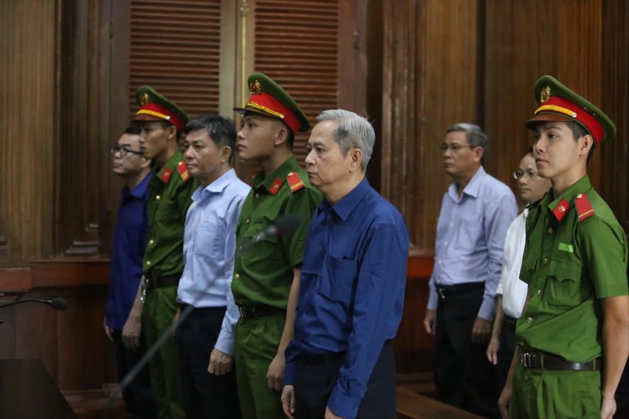 Các bị cáo tại phiên tòa hôm qua 26/12 Ảnh: Tân Châu