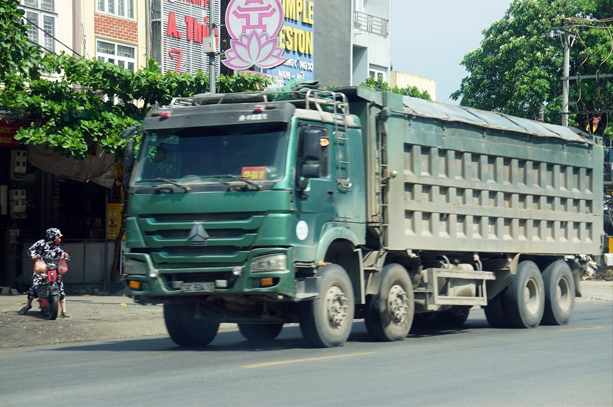 Xe tải có dấu hiệu quá khổ, cơi nới thành thùng hoạt động tấp nập qua thị trấn Xuân Mai (Hà Nội) Ảnh: Ngọc An 
