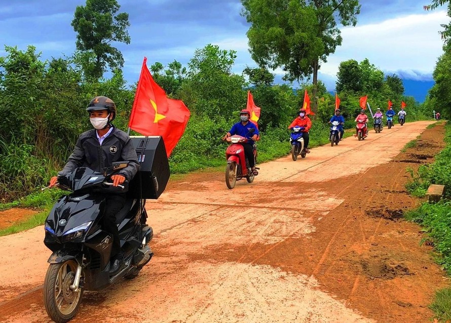 Tổ tuyên truyền phòng chống dịch COVID-19 tại xã Vụ Bổn (huyện Krông Pắc). Ảnh: H.T 