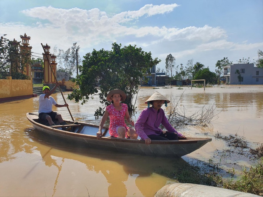 Thuyền nhôm là phương tiện di chuyển duy nhất của những người dân sống trong khu vực trũng sâu ở thôn Lệ Sơn Nam (xã Hòa Tiến, huyện Hòa Vang, Đà Nẵng) Ảnh: Giang Thanh 
