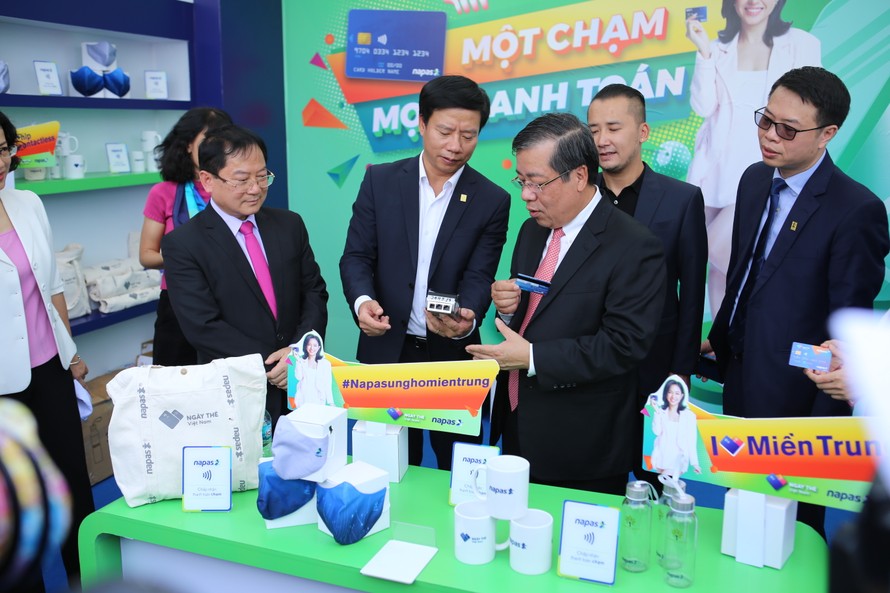Ông Nguyễn Kim Anh, Phó Thống đốc Ngân hàng Nhà nước trải nghiệm công nghệ thanh toán tiên tiến tại Sóng Festival 