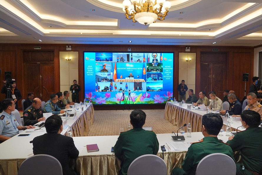 Tùy viên Quốc phòng các nước ASEAN tại Việt Nam tham dự hội nghị tại điểm cầu Hà Nội ẢNH: NGUYỄN MINH 