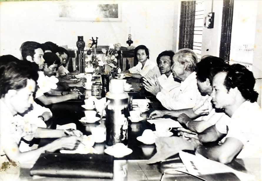 Nhà thơ Vũ Đình Liên (thứ ba bìa phải) trò chuyện với văn nghệ sĩ Nghĩa Bình năm 1988 (Tác giả ngồi cuối, cùng hàng)