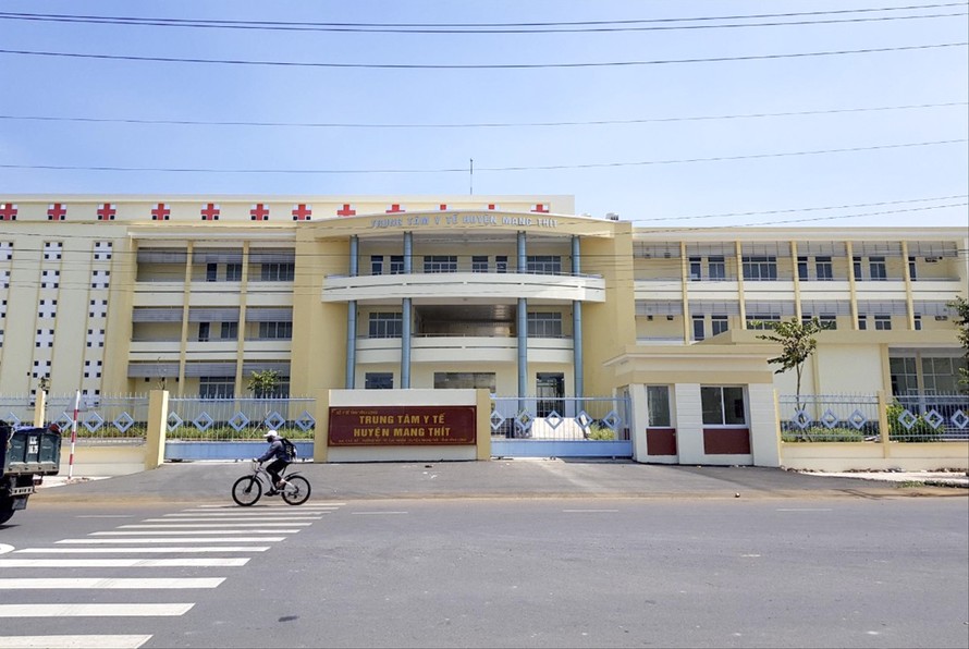 Trung tâm Y tế huyện Mang Thít “phơi nắng” sau 6 tháng khánh thành (ảnh lớn); Công trình bị sụt lún, nứt nẻ (ảnh nhỏ)Ảnh: Nhật Huy
