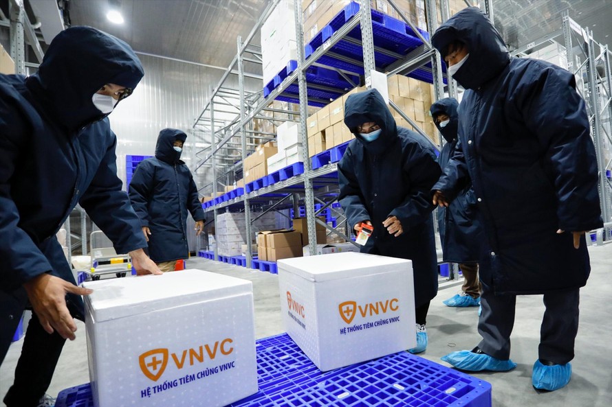 Vắc-xin phòng COVID-19 được đưa đến Hà Nội và bảo quản ở VNVC trước khi phân phối về các tỉnh phía Bắc. Ảnh: VNVC