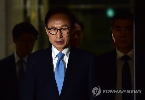 Nếu trát bắt giữ được đưa ra, ông Lee Myung-bak sẽ là vị tổng thống thứ tư của Hàn Quốc rơi vào vòng lao lý.