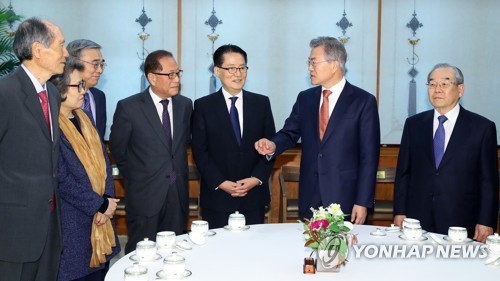 Tổng thống Hàn Quốc Moon Jae-in tại cuộc họp bàn công tác chuẩn bị hội nghị thượng đỉnh ngày 12/4, hai tuần trước khi hội nghị chính thức diễn ra. Ảnh: Yonhap