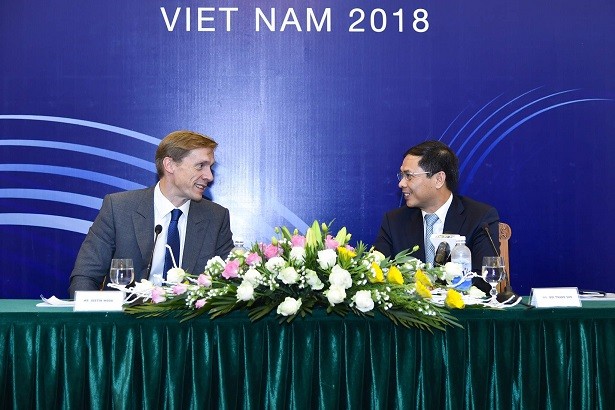 Ông Justin Wood, Giám đốc khu vực Châu Á - Thái Bình Dương của Diễn đàn Kinh tế thế giới ( trái) và ông Bùi Thanh Sơn, Thứ trưởng thường trực Bộ Ngoại giao, Trưởng Ban tổ chức WEF ASEAN 2018. Ảnh: Tuấn Anh