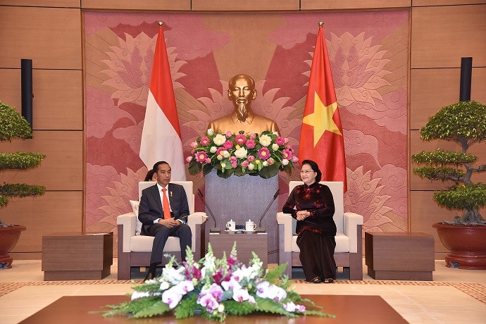 Chủ tịch Quốc hội nhiệt liệt chào mừng Tổng thống Joko Widodo lần đầu tiên thăm chính thức Việt Nam. Ảnh: Như Ý