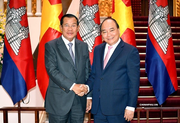 Thủ tướng Nguyễn Xuân Phúc đã trân trọng mời Thủ tướng Vương quốc Campuchia Samdech Techo Hun Sen và Phu nhân thăm chính thức Việt Nam. Ảnh: VGP