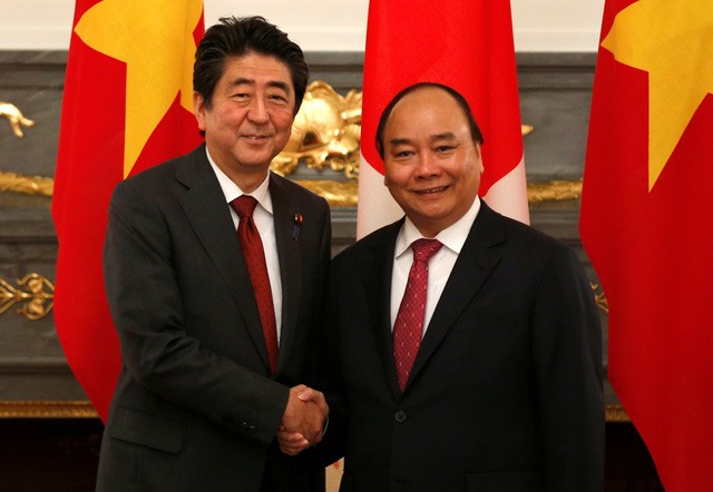 Thủ tướng Nguyễn Xuân Phúc được Thủ tướng Nhật Bản Shinzo Abe đón tiếp nồng ấm trong chuyến công du Nhật Bản.