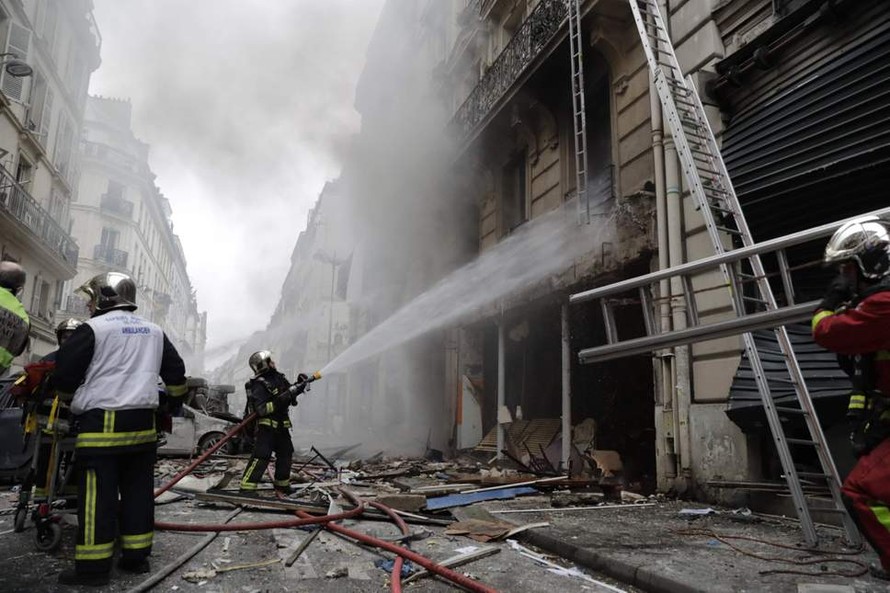 Lính cứu hỏa Paris đang dập đám cháy sau vụ nổ,