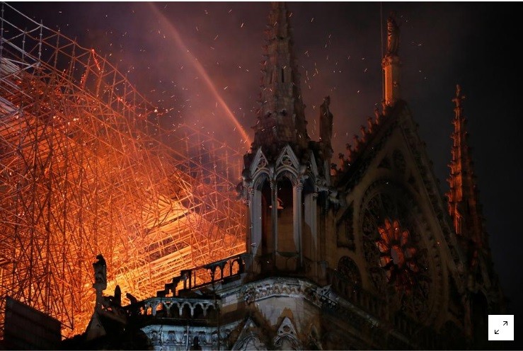 Ngọn lửa đã thiêu rụi phần mái của nhà thờ Đức Bà Paris, nhưng phần vỏ ngoài kiến trúc đã được cứu.