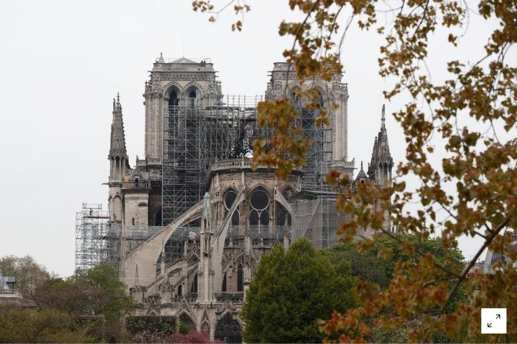 Quang cảnh nhà thờ Đức Bà Parisi sau đám cháy lớn.
