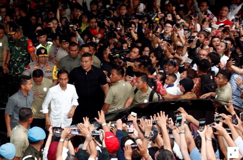 Đương kim Tổng thống Indonesia Joko Widodo trong vòng vây những người ủng hộ.