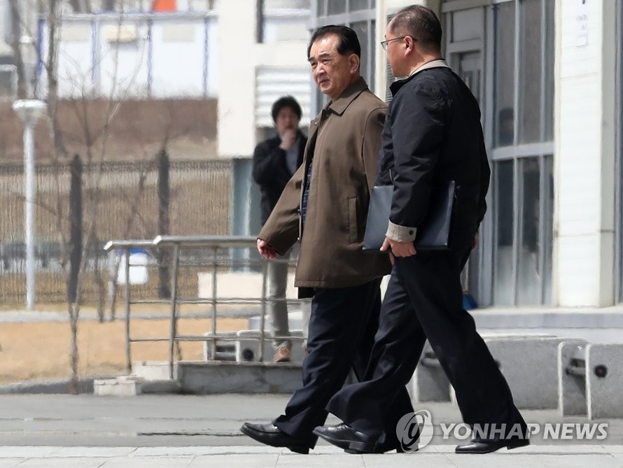 Ông Kim Chang-son (bên trái), trưởng ban lễ tân của nhà lãnh đạo Triều Tiên Kim Jong-un, đi bộ ra xe của mình tại Đại học Liên bang Viễn Đông ở Vladivostok, Nga vào ngày 21/4. Ảnh: Yonhap