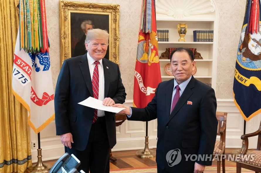 Ông Kim Yong Chol, đặc phái viên Triều Tiên đã trao bức thư của nhà lãnh đạo Kim Jong Un tới Tổng thống Mỹ Donald Trump hồi tháng 1 năm 2019 tại Washington. Ảnh: Nhà Trắng.