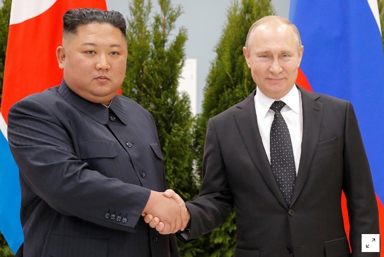Ông Kim và ông Putin bắt tay nhau trước khi bước vào phiên họp " mặt đối mặt". Ảnh: Reuter.