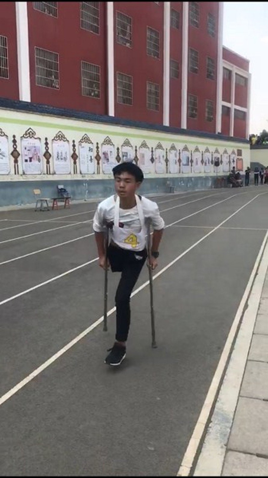 Cao Yên Năng nỗ lực hết mình tại cuộc thi chạy 1.000m.