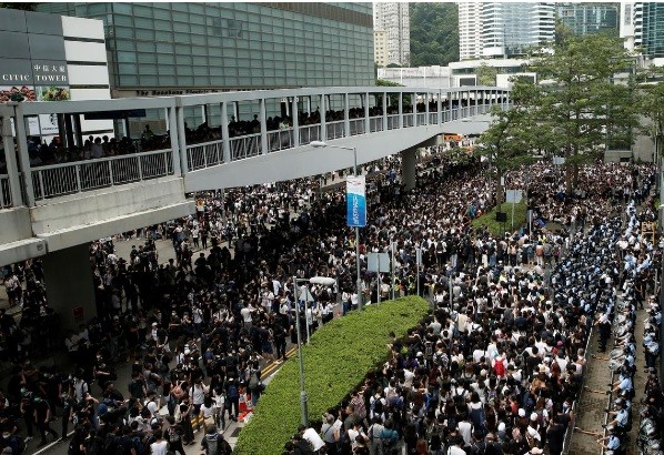 Khu vực gần trụ sở hành chính Hong Kong bị người biểu tình vây kín sáng 12/6. 