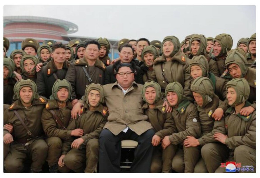 Ông Kim Jong-un trong vòng vây các phi công Triều Tiên.
