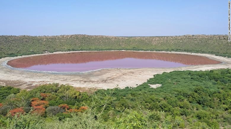 Nước hồ Lonar bỗng chuyển màu đỏ au.