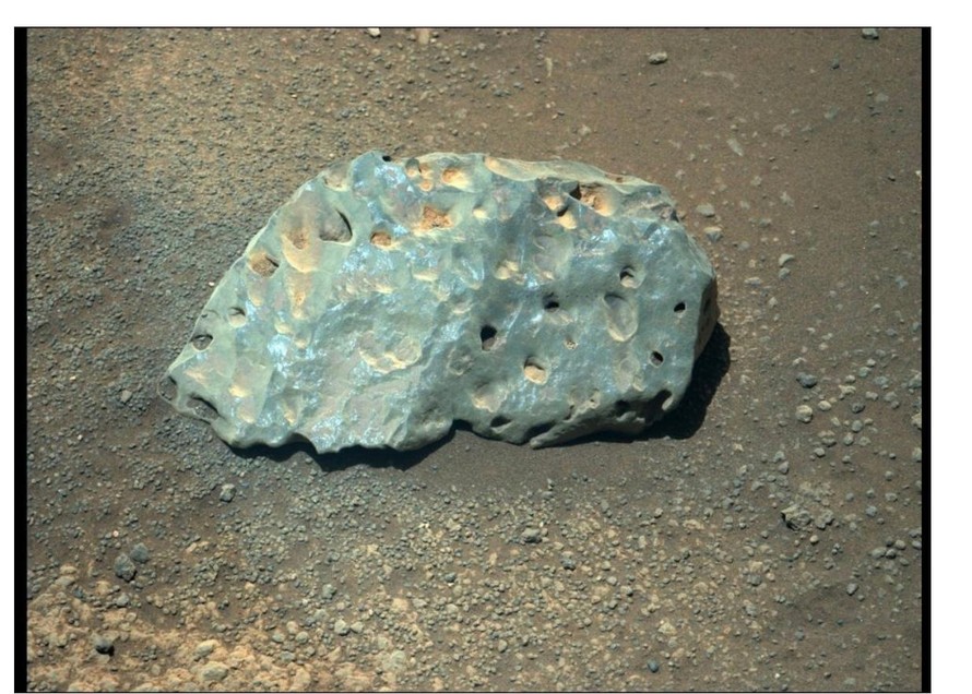 Viên đá bí ẩn màu xanh trên Sao Hoả đang được các nhà thám hiểm giải mã.