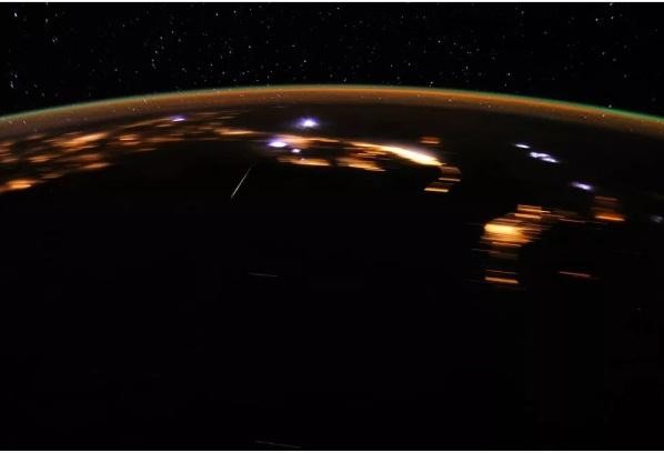 Mưa sao băng được chụp từ Trạm không gian quốc tế ISS năm 2012.