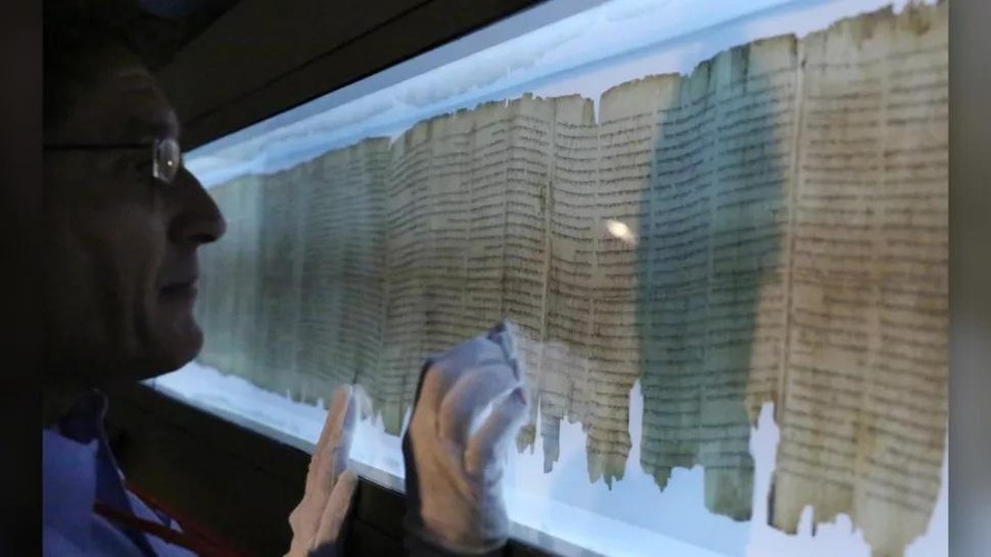 Bản thảo chép tay của "cuộn Biển Chết" được trưng bày tại Hong Kong.