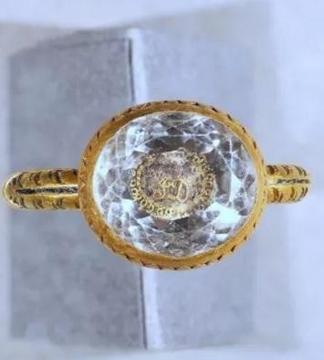 Chiếc nhẫn vàng 370 tuổi được cho là tôn vinh bá tước bị chặt đầu.