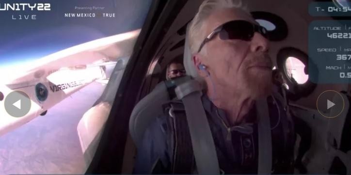 Tỷ phú Richard Branson lần đầu trải nghiệm trạng thái không trọng lượng ngoài không gian.